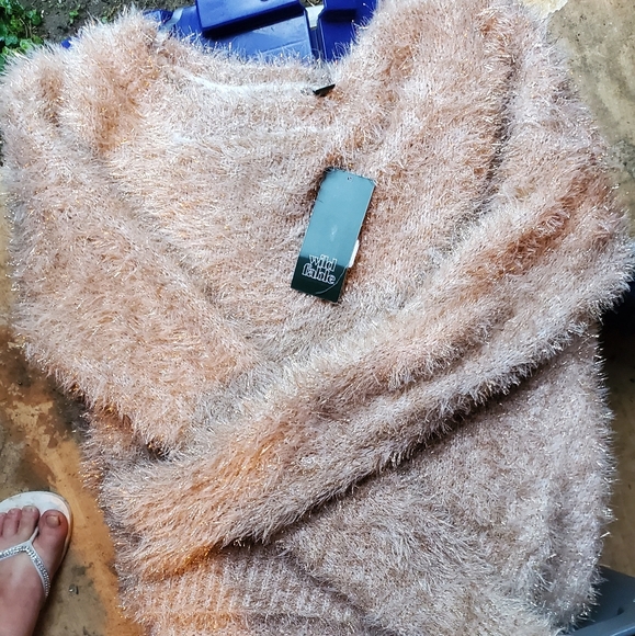 NWT Women's Fuzzy Gold Tinsel Pullover Sweater - Picture 4 of 7